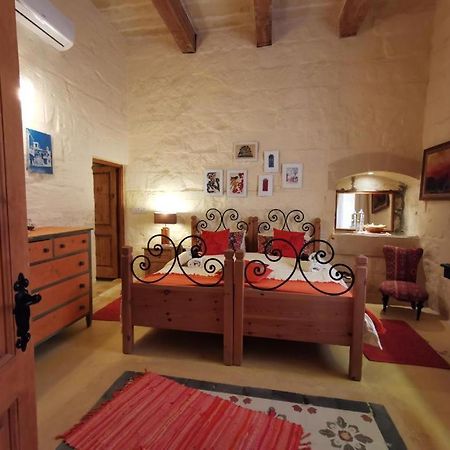 Peaceful Farmhouse Stay With Cozy Yard Għarb Eksteriør bilde