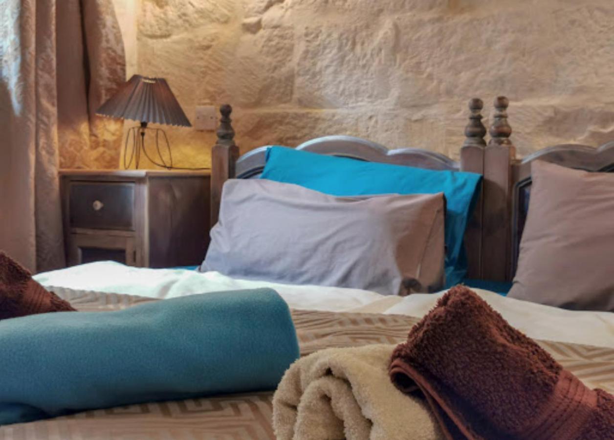 Peaceful Farmhouse Stay With Cozy Yard Għarb Eksteriør bilde