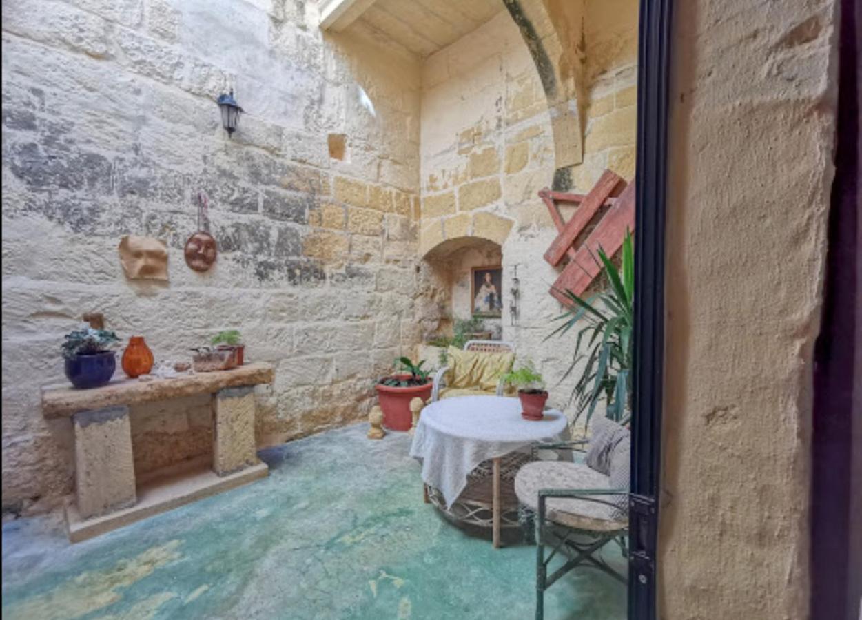 Peaceful Farmhouse Stay With Cozy Yard Għarb Eksteriør bilde