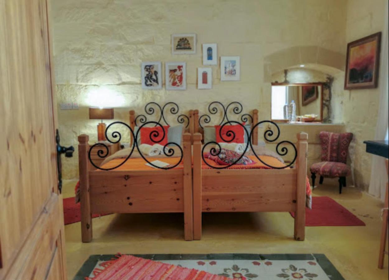 Peaceful Farmhouse Stay With Cozy Yard Għarb Eksteriør bilde