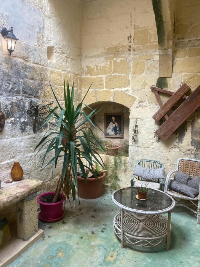 Peaceful Farmhouse Stay With Cozy Yard Għarb Eksteriør bilde